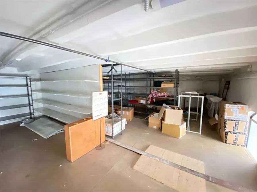 Immagine 11 di Negozio in affitto  in via ubaldo d'astore a Casarano