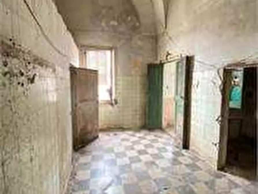 Immagine 12 di Stabile in vendita  in piazza garibaldi  12 a Casarano