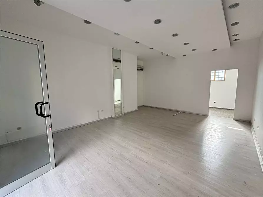 Immagine 1 di Negozio in affitto  in via dante a Casarano