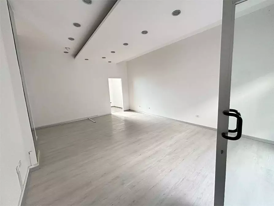 Immagine 2 di Negozio in affitto  in via dante a Casarano