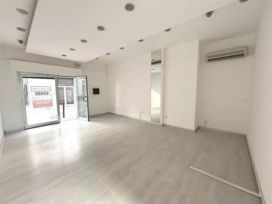 Immagine 3 di Negozio in affitto  in via dante a Casarano
