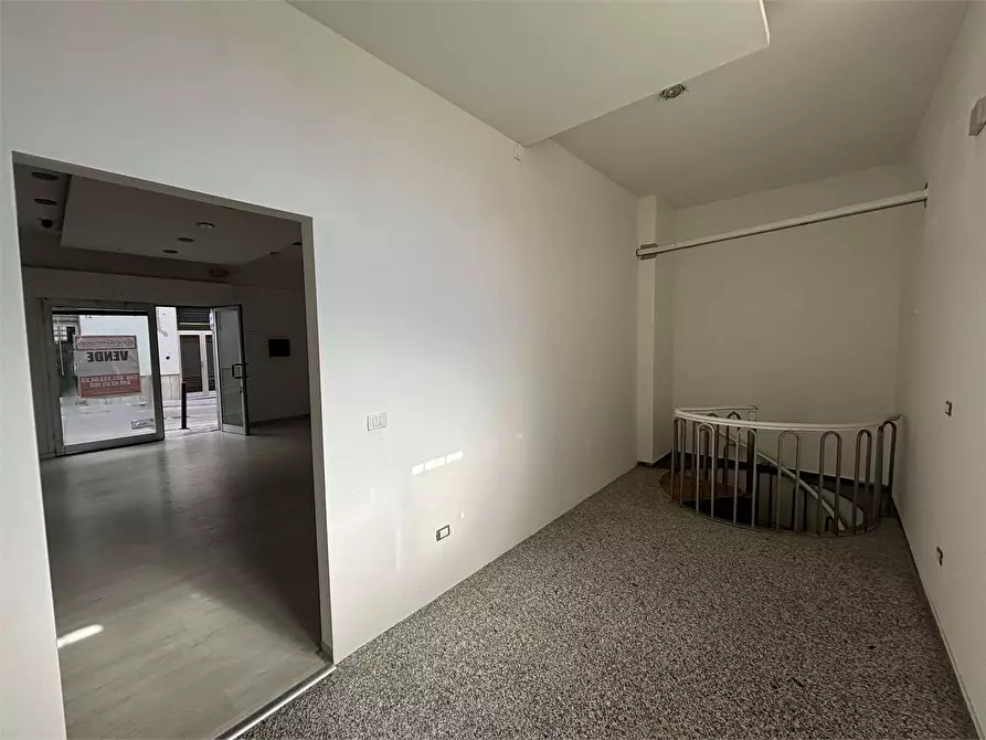 Immagine 4 di Negozio in affitto  in via dante a Casarano