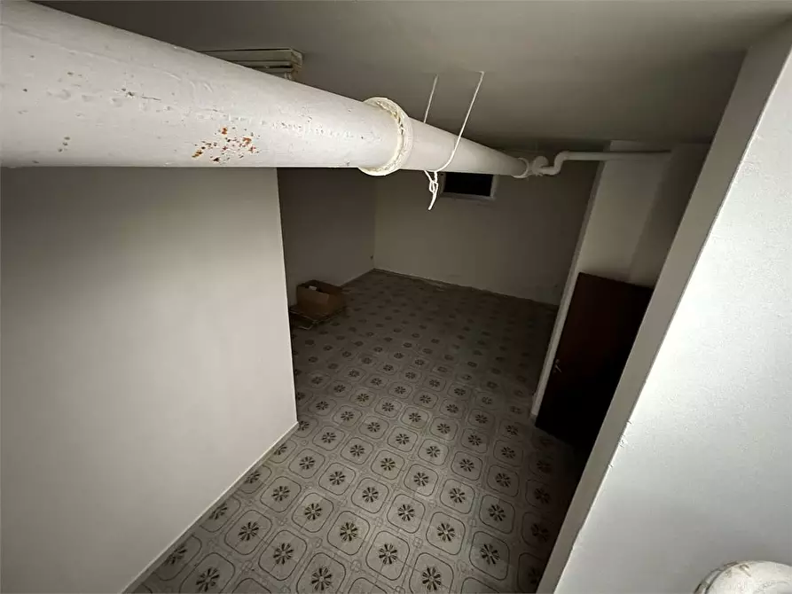 Immagine 5 di Negozio in affitto  in via dante a Casarano