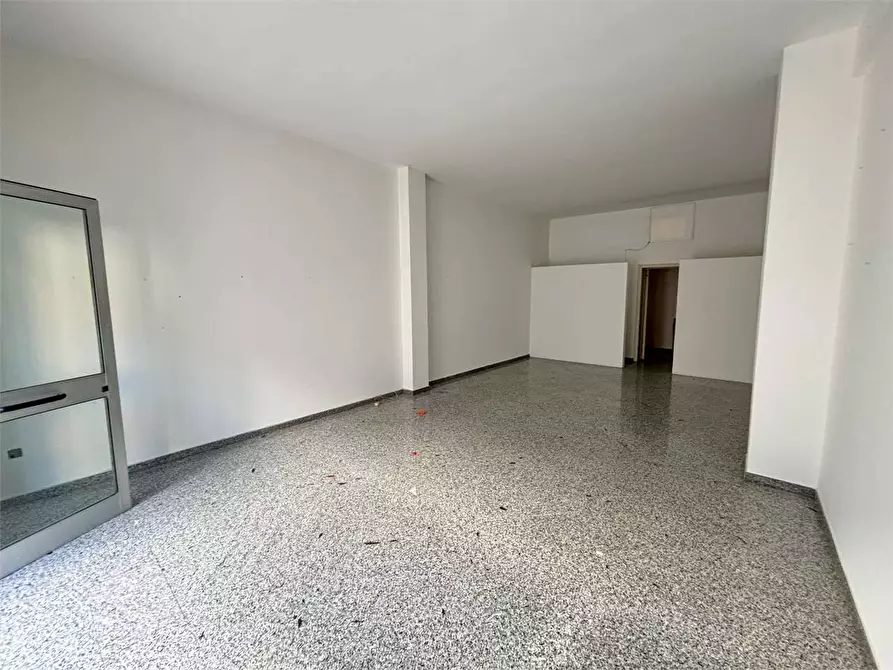 Immagine 8 di Negozio in affitto  in via Dante a Casarano