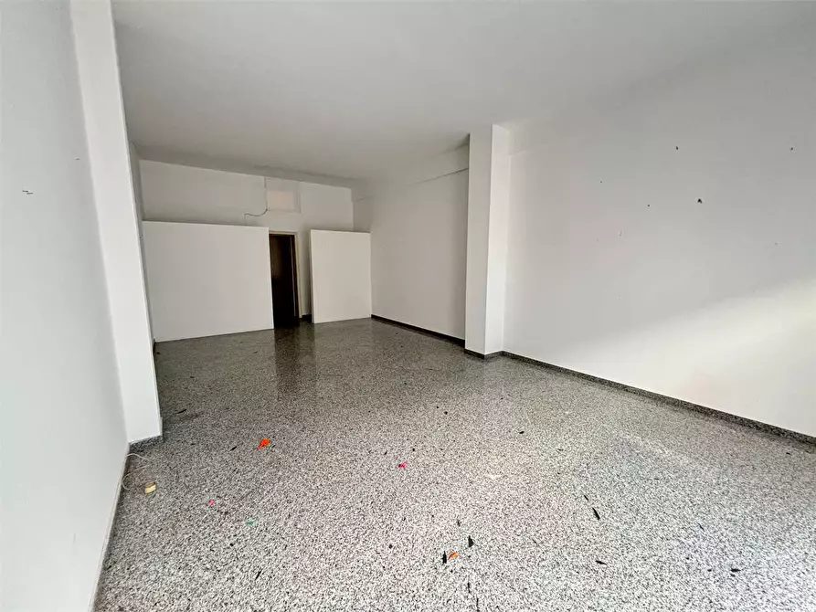 Immagine 9 di Negozio in affitto  in via Dante a Casarano