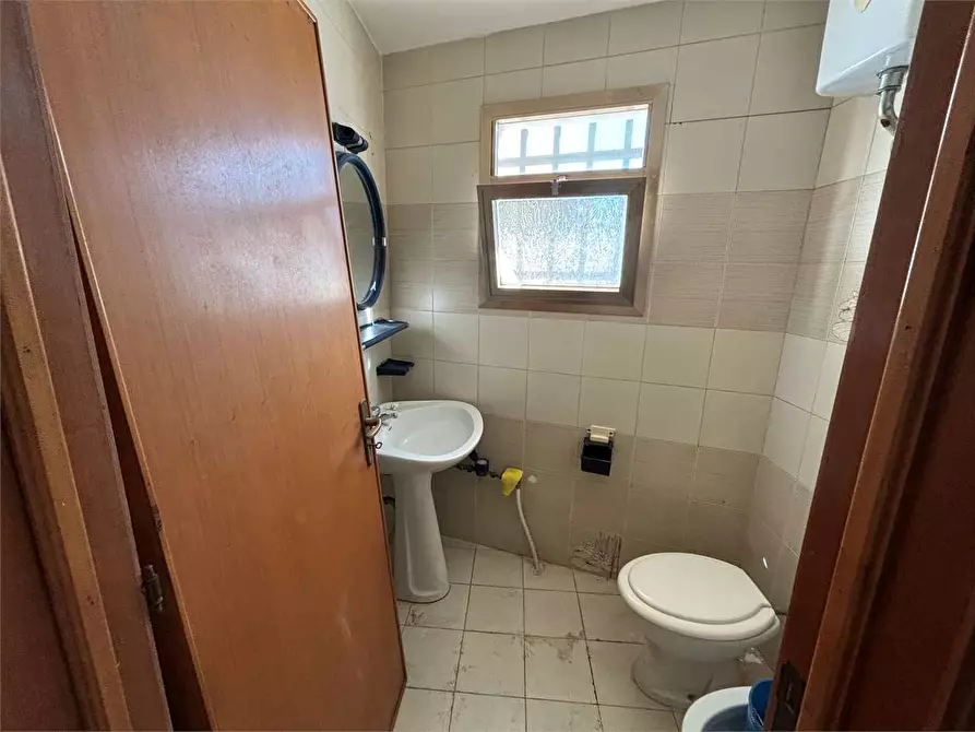 Immagine 10 di Negozio in affitto  in via Dante a Casarano