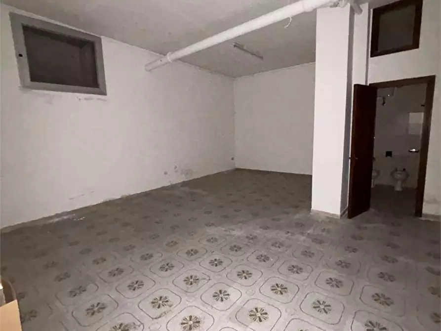 Immagine 7 di Negozio in affitto  in via dante a Casarano