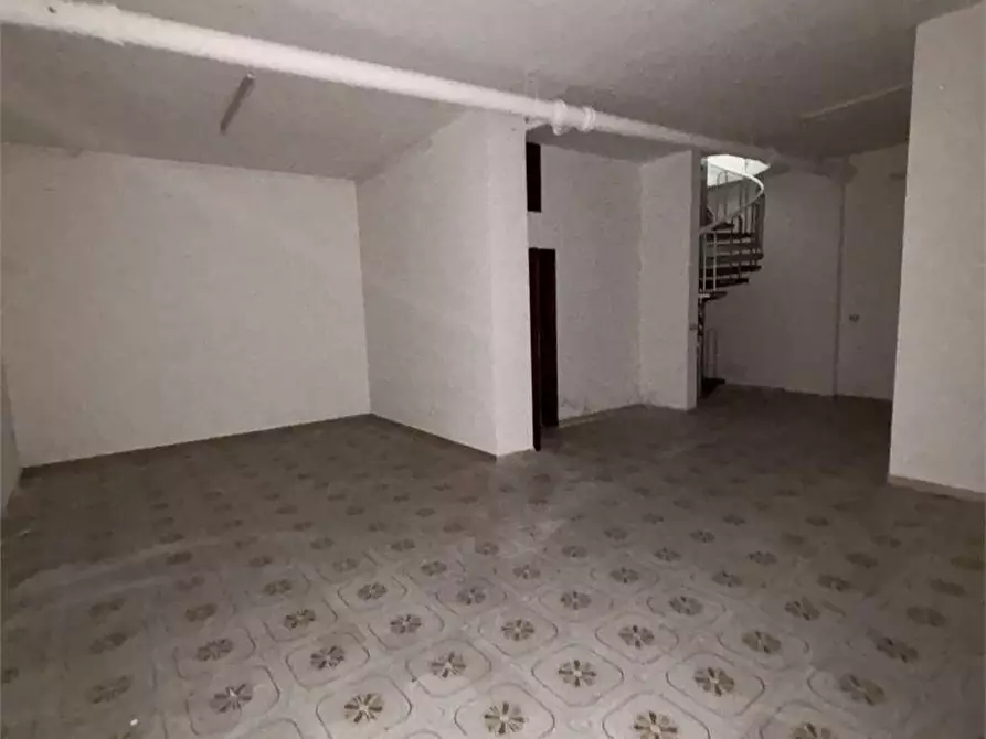 Immagine 8 di Negozio in affitto  in via dante a Casarano