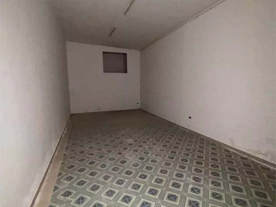 Immagine 12 di Negozio in affitto  in via Dante a Casarano