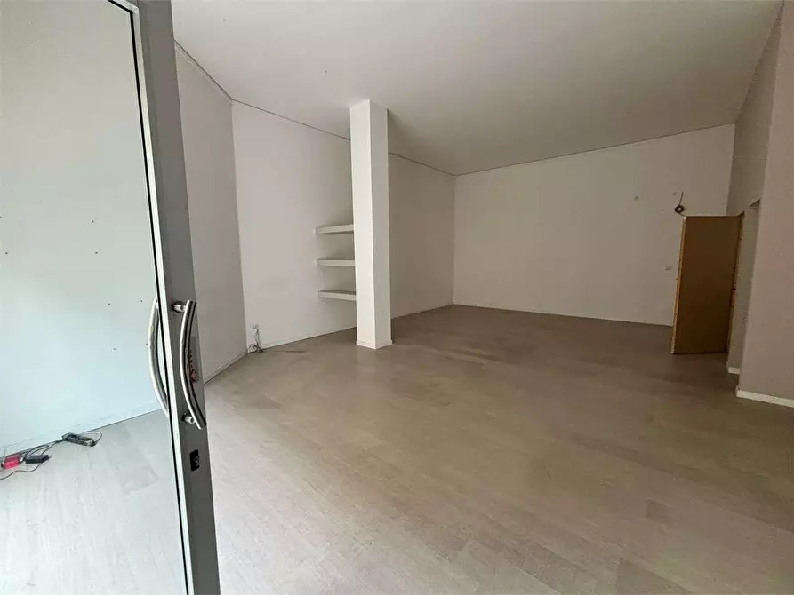 Immagine 8 di Negozio in affitto  in Via Dante  a Casarano