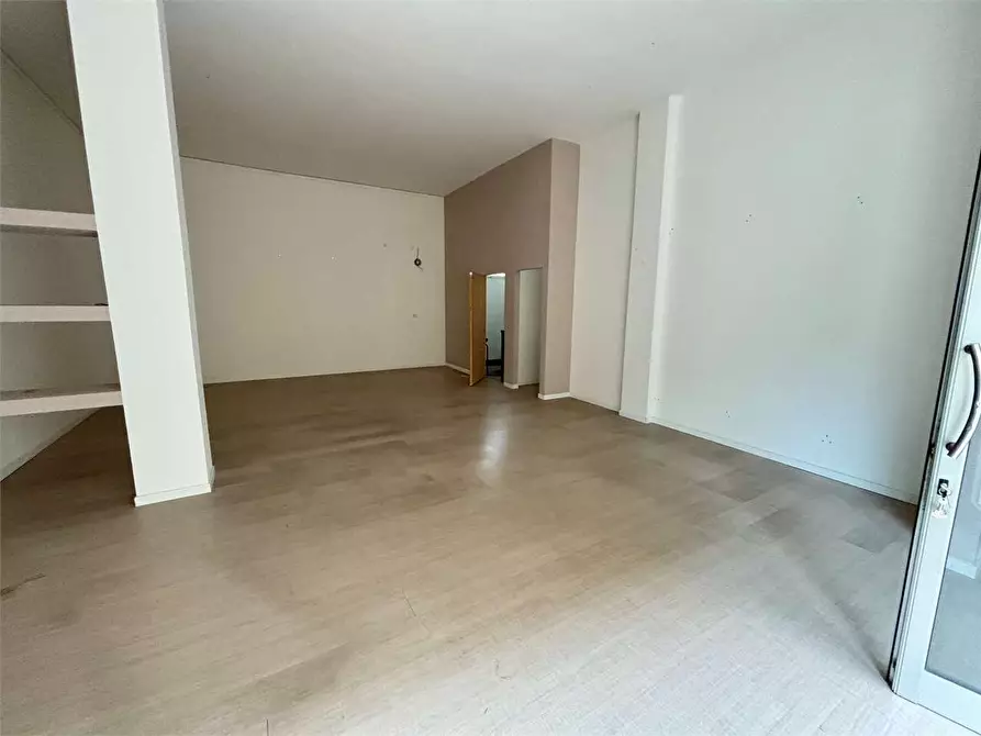 Immagine 7 di Negozio in affitto  in Via Dante  a Casarano