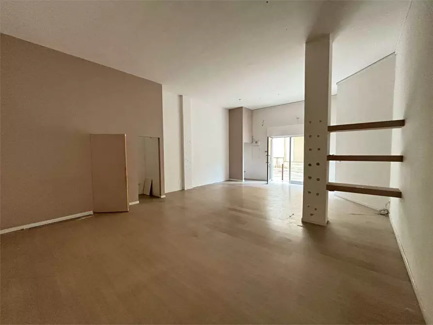 Immagine 9 di Negozio in affitto  in Via Dante  a Casarano