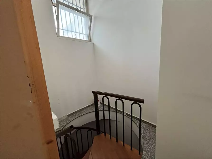 Immagine 10 di Negozio in affitto  in Via Dante  a Casarano