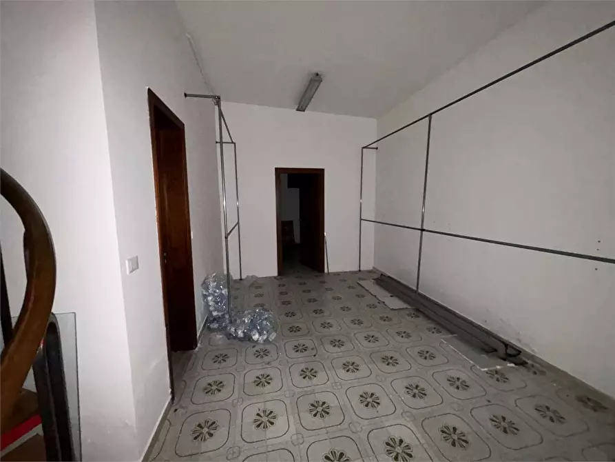 Immagine 11 di Negozio in affitto  in Via Dante  a Casarano