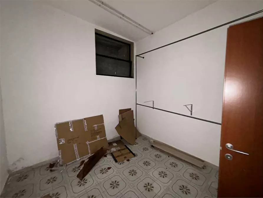 Immagine 12 di Negozio in affitto  in Via Dante  a Casarano