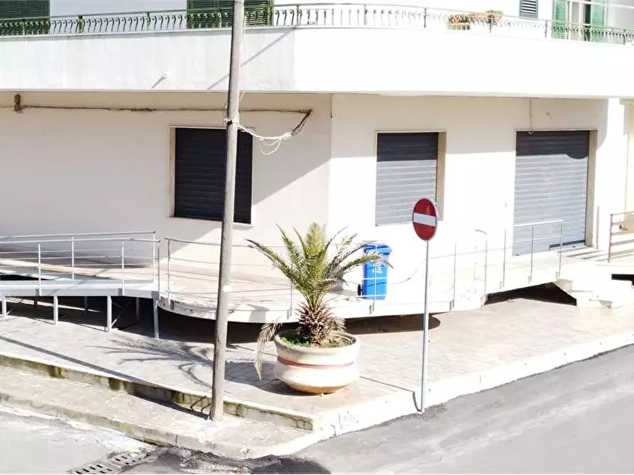 Immagine 1 di Negozio in affitto  in via congedi a Ugento