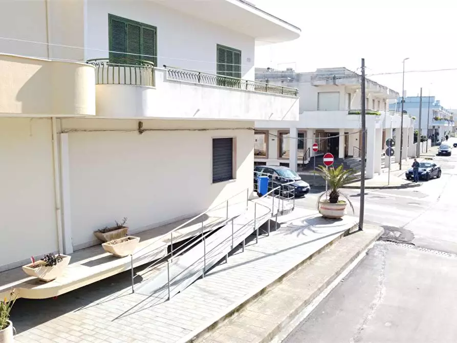 Immagine 8 di Negozio in vendita  in via congedi a Ugento