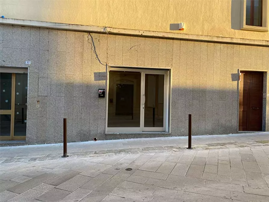 Immagine 14 di Negozio in affitto  in Via Dante  a Casarano