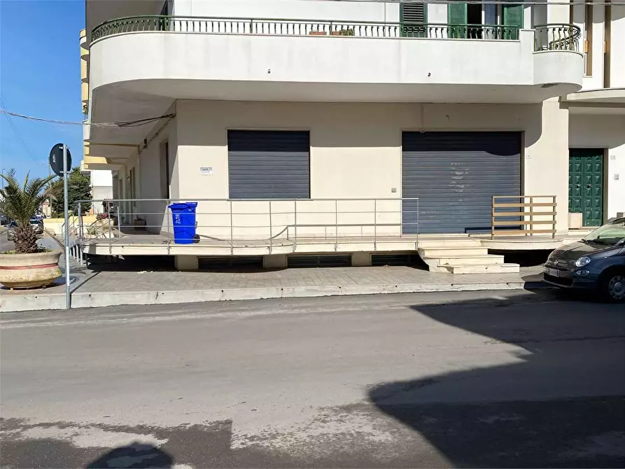 Immagine 1 di Negozio in vendita  in via congedi a Ugento