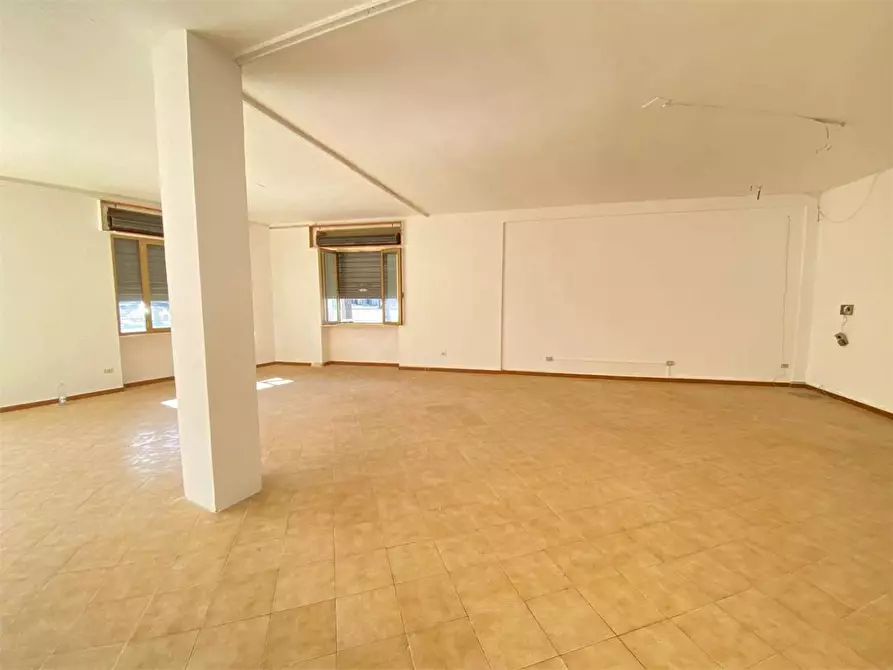 Immagine 12 di Negozio in vendita  in via congedi a Ugento