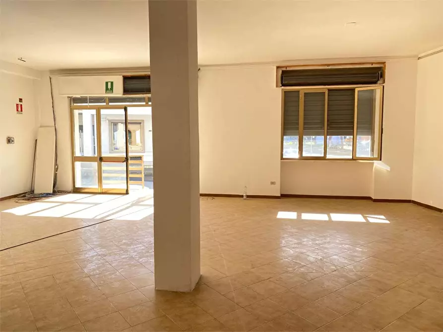 Immagine 13 di Negozio in vendita  in via congedi a Ugento