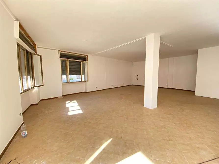 Immagine 14 di Negozio in vendita  in via congedi a Ugento