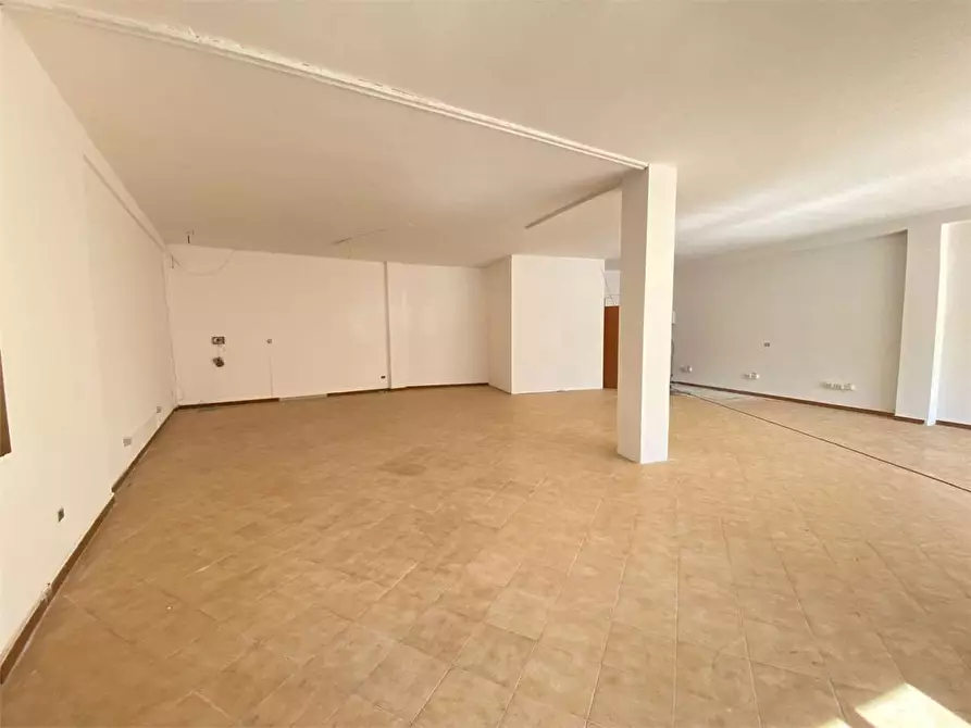 Immagine 15 di Negozio in vendita  in via congedi a Ugento