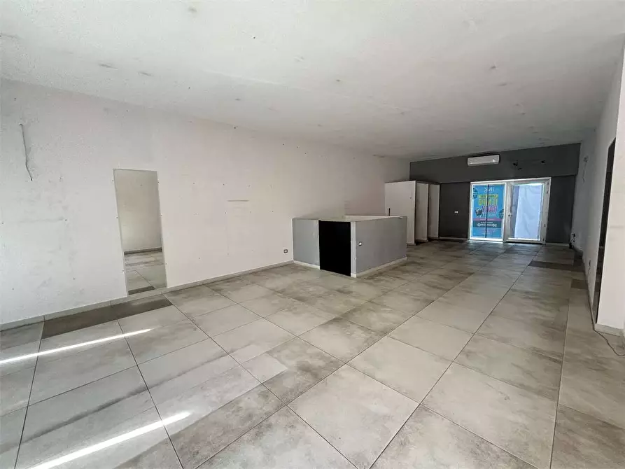 Immagine 8 di Negozio in affitto  in Piazza petracca  11 a Casarano