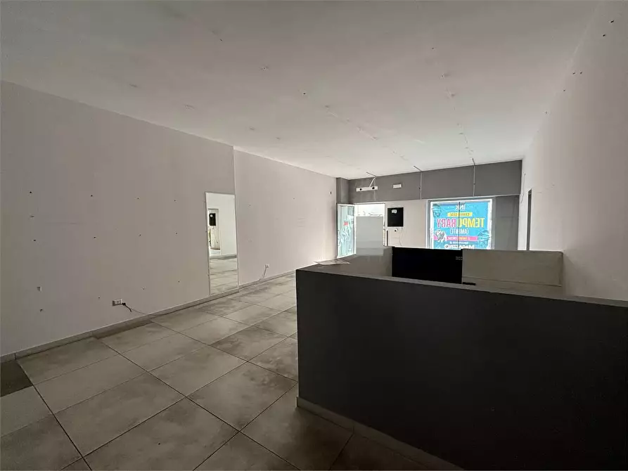Immagine 2 di Negozio in affitto  in Piazza petracca  11 a Casarano