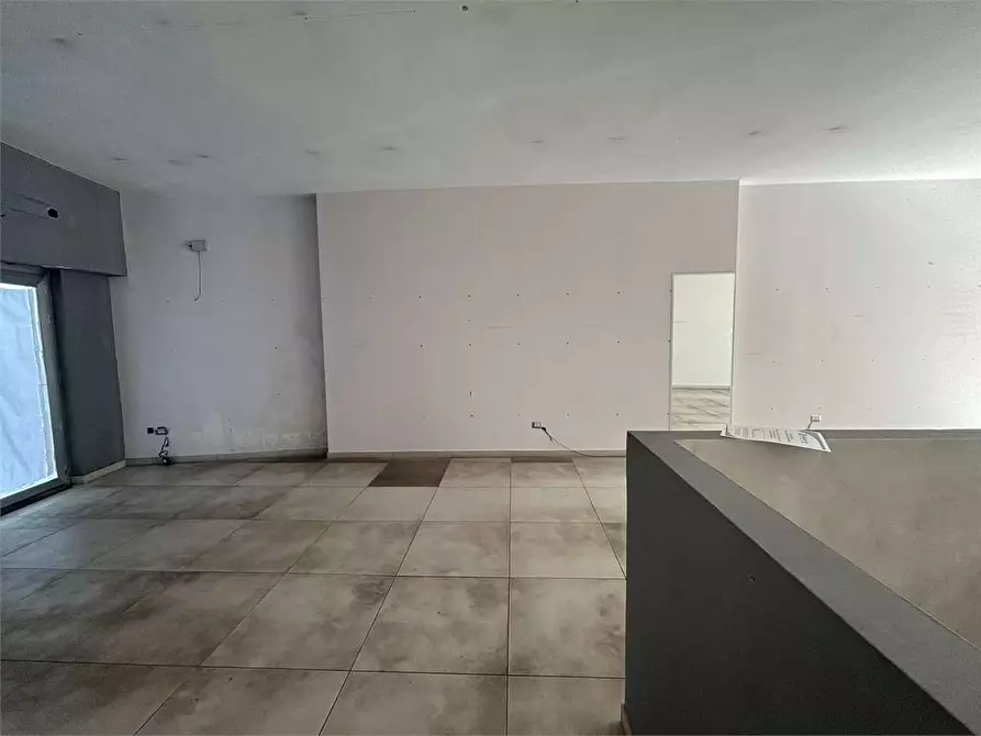 Immagine 9 di Negozio in affitto  in Piazza petracca  11 a Casarano