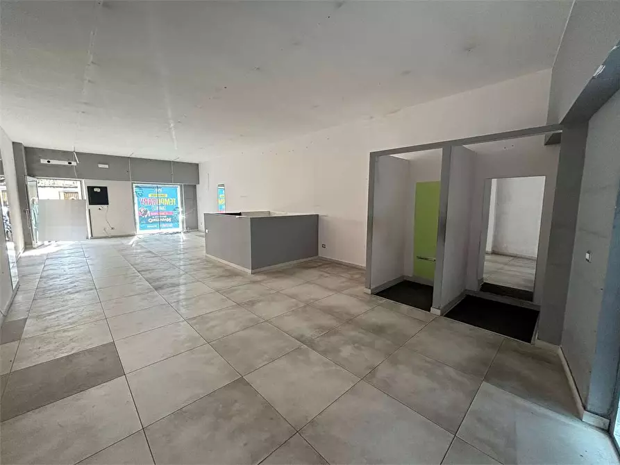 Immagine 1 di Negozio in affitto  in Piazza petracca  11 a Casarano