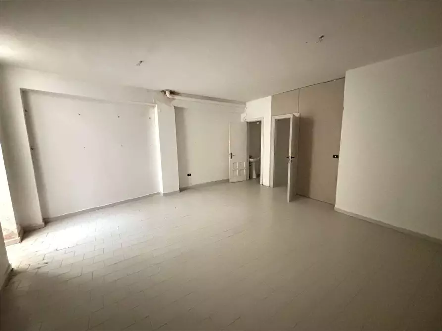 Immagine 16 di Negozio in affitto  in Piazza petracca  11 a Casarano