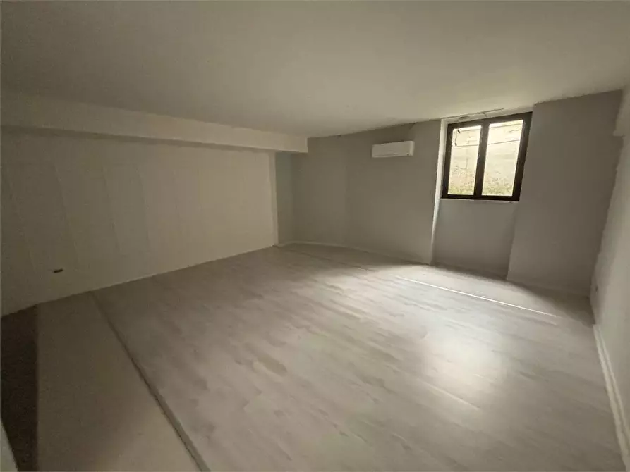 Immagine 15 di Negozio in affitto  in Piazza petracca  11 a Casarano