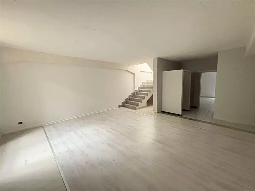 Immagine 14 di Negozio in affitto  in Piazza petracca  11 a Casarano