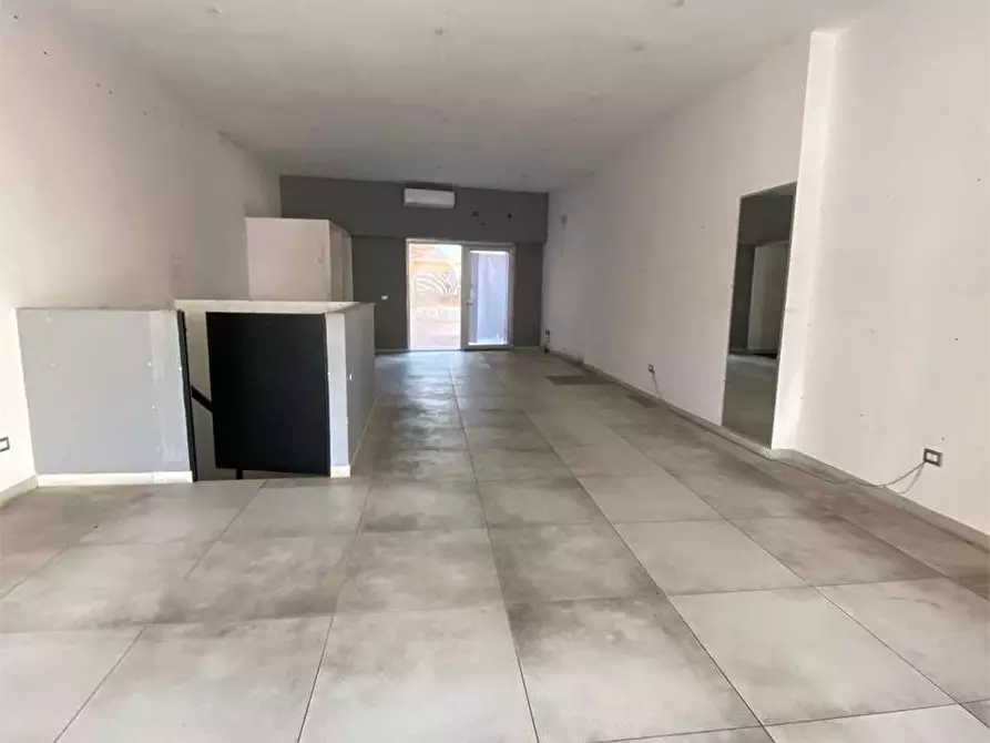 Immagine 5 di Negozio in affitto  in Piazza petracca  11 a Casarano