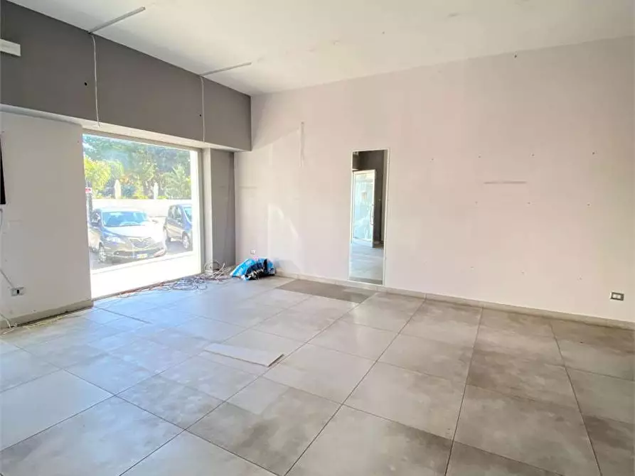 Immagine 6 di Negozio in affitto  in Piazza petracca  11 a Casarano