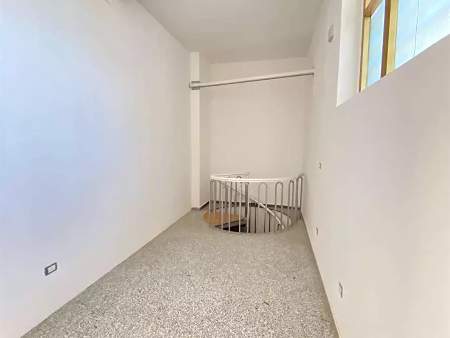 Immagine 11 di Negozio in affitto  in via dante a Casarano