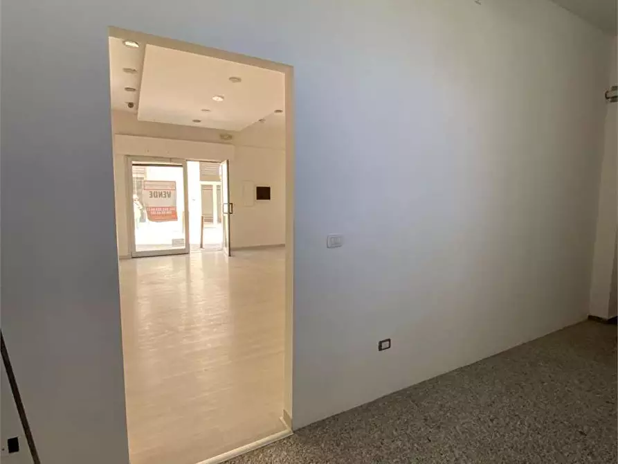 Immagine 12 di Negozio in affitto  in via dante a Casarano