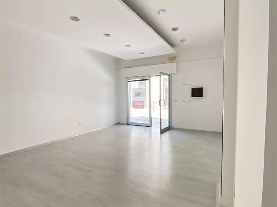 Immagine 13 di Negozio in affitto  in via dante a Casarano