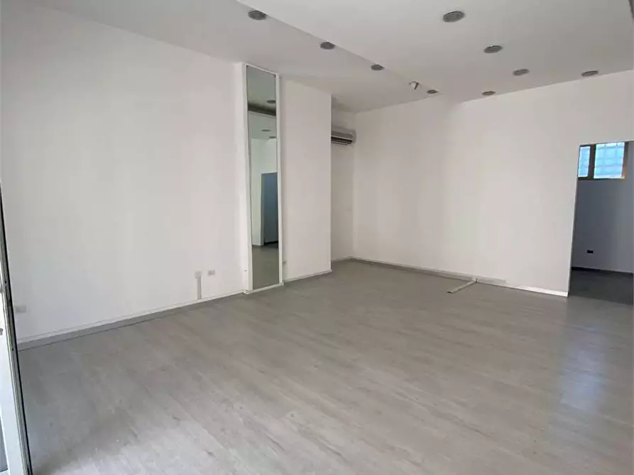 Immagine 14 di Negozio in affitto  in via dante a Casarano