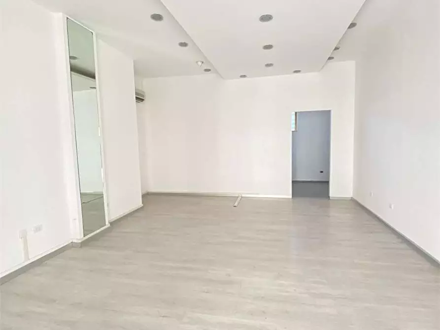 Immagine 15 di Negozio in affitto  in via dante a Casarano