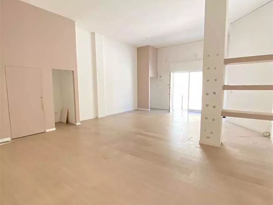 Immagine 1 di Negozio in affitto  in Via Dante  a Casarano