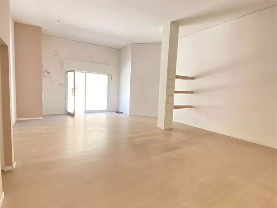 Immagine 2 di Negozio in affitto  in Via Dante  a Casarano