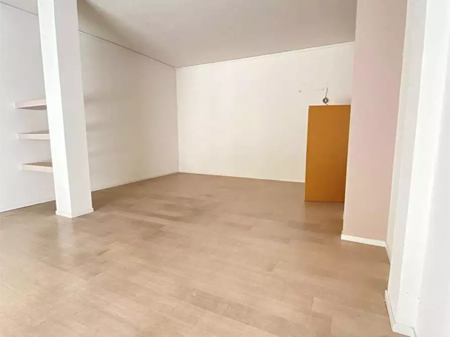 Immagine 3 di Negozio in affitto  in Via Dante  a Casarano