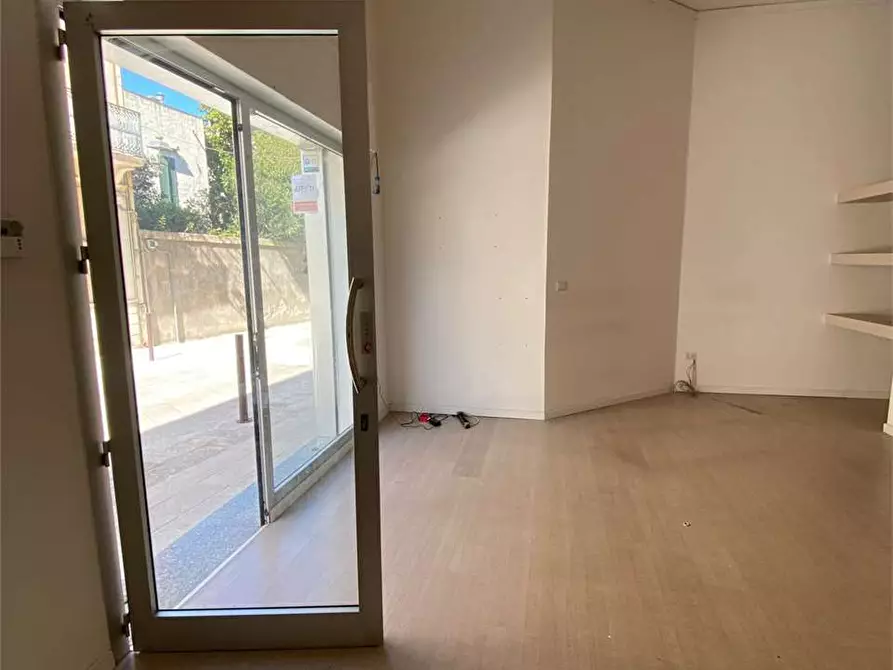 Immagine 15 di Negozio in affitto  in Via Dante  a Casarano