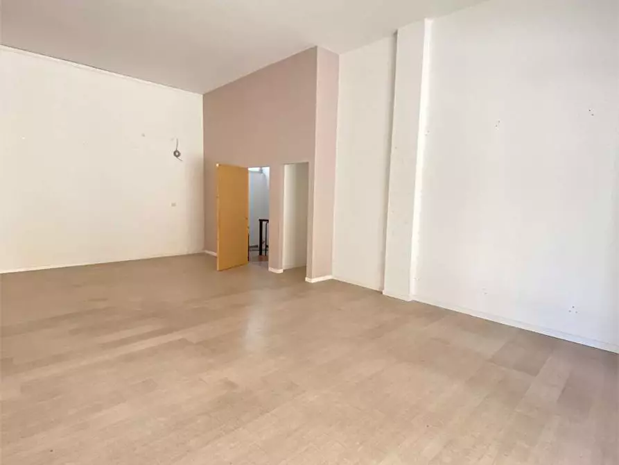 Immagine 5 di Negozio in affitto  in Via Dante  a Casarano