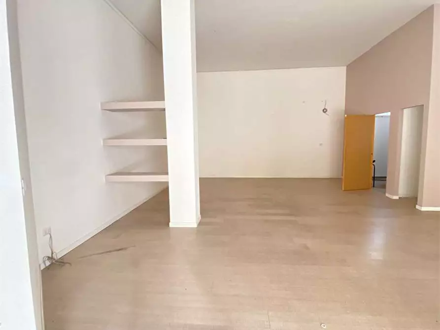 Immagine 4 di Negozio in affitto  in Via Dante  a Casarano