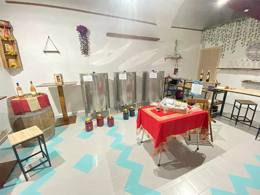 Immagine 2 di Negozio in vendita  in piazza garibaldi a Casarano