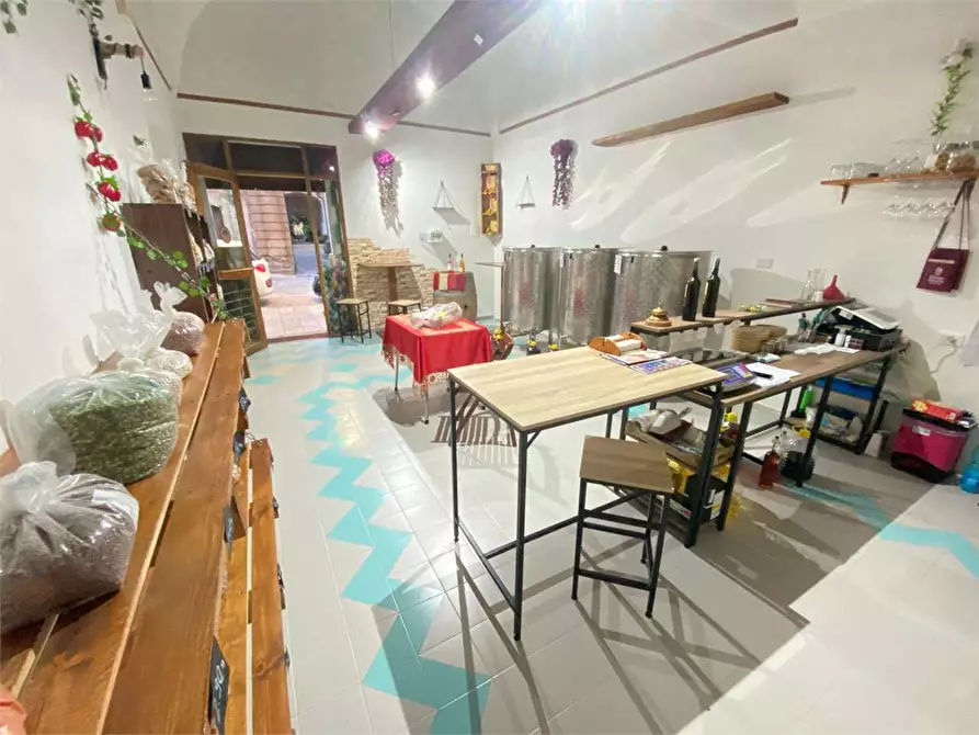 Immagine 3 di Negozio in vendita  in piazza garibaldi a Casarano