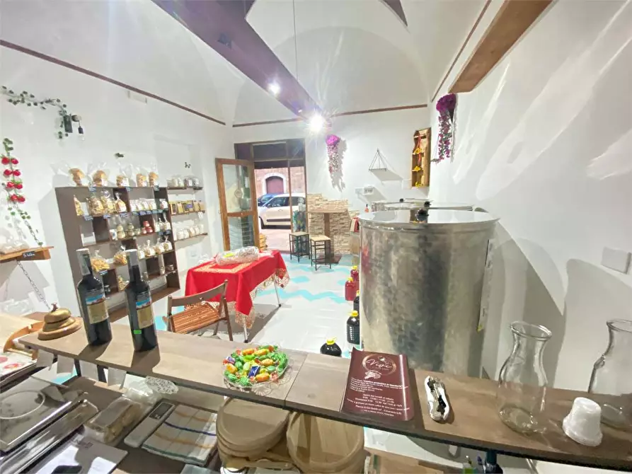 Immagine 1 di Negozio in vendita  in piazza garibaldi a Casarano